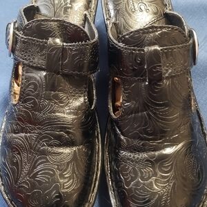 B.O.C. Born Concepts Women's Size 9